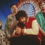 Banda Hotelo na frente de uma roda gigante