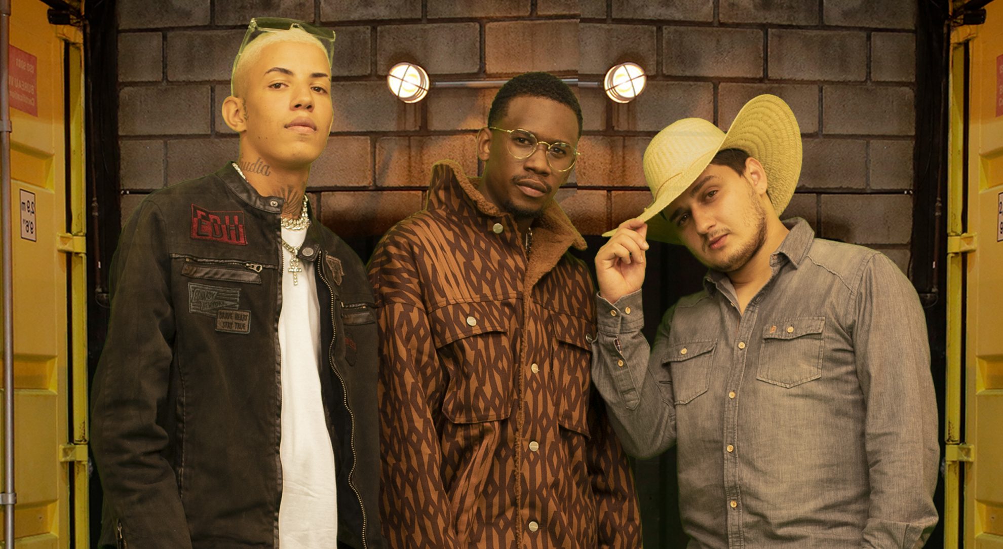 Mc Dom Juan, Dj Zullu e Biu do Piseiro posando para foto de lançamento