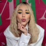 Danna Paola aparece em um print de tela, jogando um beijo