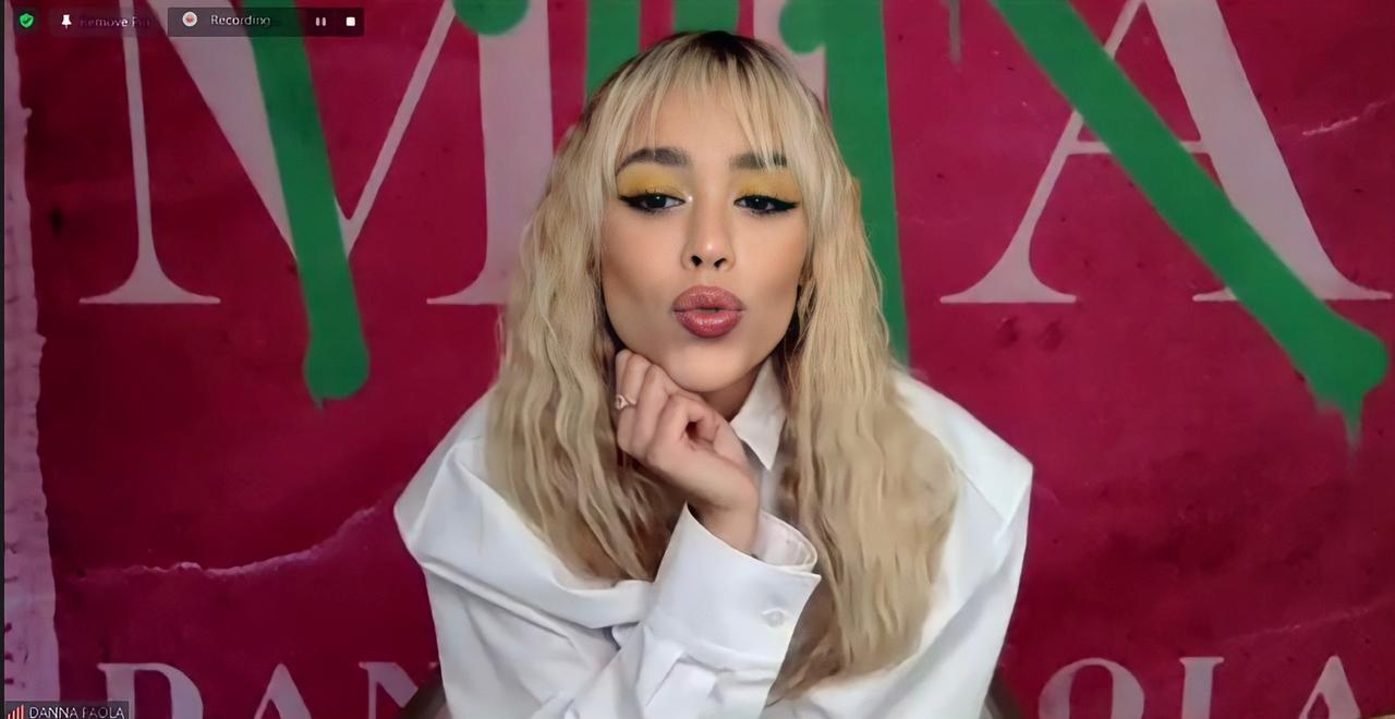 Danna Paola aparece em um print de tela, jogando um beijo