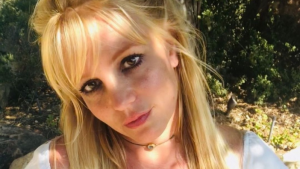 Britney aparece com aparência triste