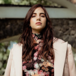 Ella Velden aparece bien vestida en una sesión de fotos