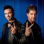 Luis Fonsi e David Bisbal aparecem juntos, com o sinal de "dois", para divulgação de Dos Veces
