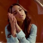 Maia aparece com as mãos no rosto e uma semblante sério