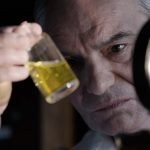 Resenha | O Charlatão: filme baseado em fatos reais chega aos cinemas brasileiros