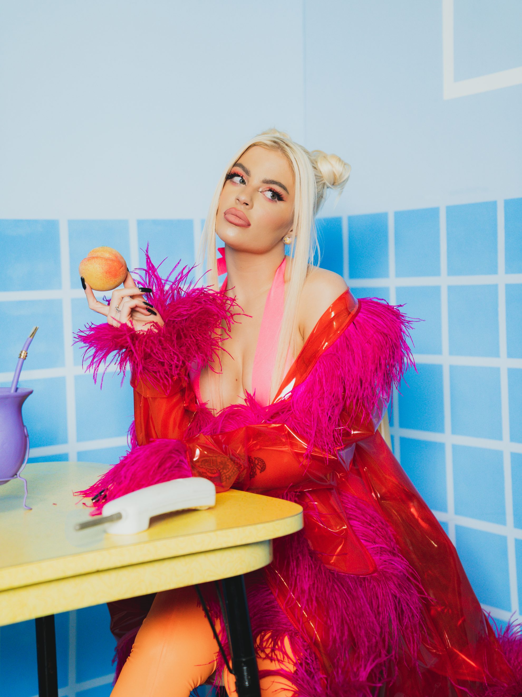 Take de CAFÉ DA MANHÃ ;P, parte do novo álbum, onde Luísa aparece com uma roupa vermelha e rosa, segurando uma pêra