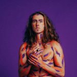 Novo clipe de Vitor Kley, Menina Linda, mostra cantor como cupido estagiário