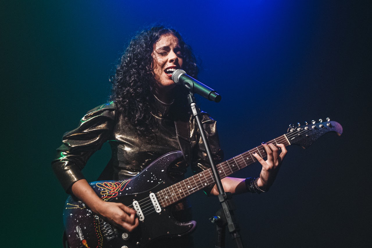 andrezza santos em um palco iluminado