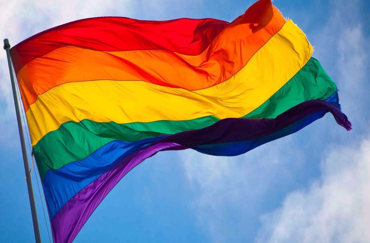 Livros LGBTQIA+ são representados pela bandeira do orgulho