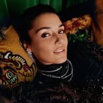 Com elegância e simplicidade, Hande Erçel concede entrevista exclusiva à Marie Claire