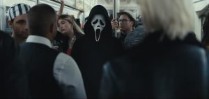 Ghostface aterrorizando no metrô de Nova York em primeiro teaser de Pânico VI.