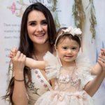 dulce maria e sua filha pequeña