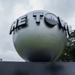 The Town | Esfera gigante é instalada no Parque Ibirapuera