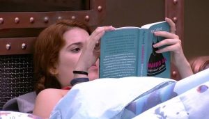 Ana Clara lendo no BBB