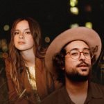 Gabrielle Aplin lança Skylight, dueto com Zeeba