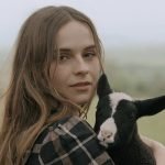 Gabrielle Aplin para a divulgação de Phosphorescent, seu álbum mais recente.