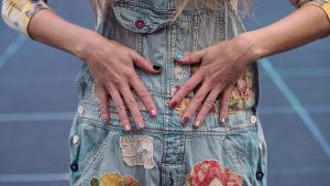 Taylor Swift com as unhas pintadas em homenagem a todas as suas eras