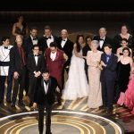 Elenco de Tudo em Todo o Lugar ao Mesmo Tempo recebendo o troféu de Melhor Filme no Oscar 2023