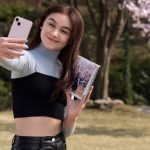 Anna Cathcart como a protagonista em Com Carinho, Kitty