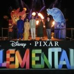 Mamoudou Athie, Leah Lewis, Pete Docter, Denise Ream e Peter Sohn participam da sessão de fotos de Elementos da Disney e da Pixar durante o 76º Festival de Cinema de Cannes no Carlton Pier em 26 de maio de 2023 em Cannes, França.