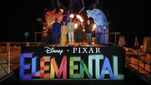 Mamoudou Athie, Leah Lewis, Pete Docter, Denise Ream e Peter Sohn participam da sessão de fotos de Elementos da Disney e da Pixar durante o 76º Festival de Cinema de Cannes no Carlton Pier em 26 de maio de 2023 em Cannes, França.