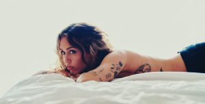 Miley Cyrus em clipe de Jaded