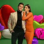 Kleber Toledo e Camila Queiroz, apresentadores do reality show Casamento às Cegas, num fundo colorido.
