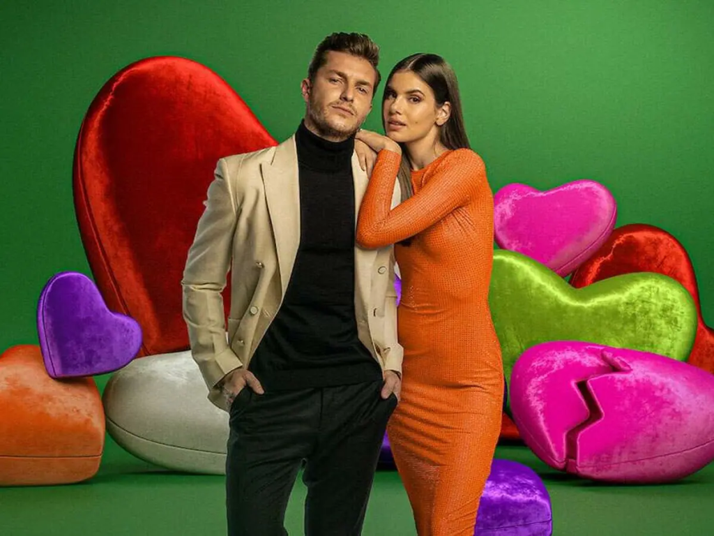 Kleber Toledo e Camila Queiroz, apresentadores do reality show Casamento às Cegas, num fundo colorido.