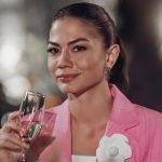 Looks de Demet Özdemir em Táticas do amor