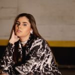 Com uma equipe 100% feminina, Lelê Azevedo conta sobre os bastidores de seu novo clipe: Droga do Amo...