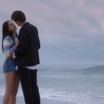 Belly (Lola Tung) e Conrad (Christopher Briney) em trailer de O Verão que Mudou Minha Vida