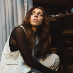 Agatha lança passatempo, primeiro disco em carreira solo