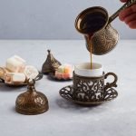 Café turco sendo servido em uma xícara vintage