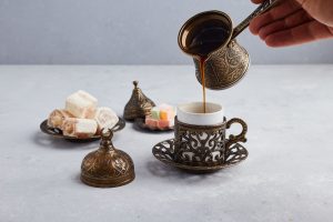 Café turco sendo servido em uma xícara vintage