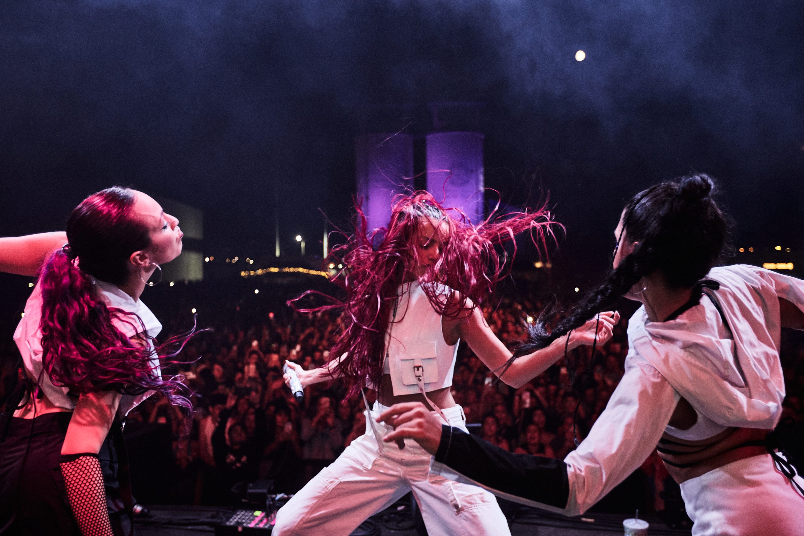 A cantora Emilia dança no palco junto às suas bailarinas em show na Espanha.