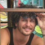 Bryan Behr faz apresentação ao vivo para os fãs no Bondinho Pão de Açúcar