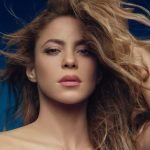 Shakira na capa do álbum "Las Mujeres Ya No Lloran".