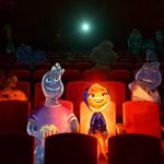 Protagonistas da animação Elementos em um cinema.
