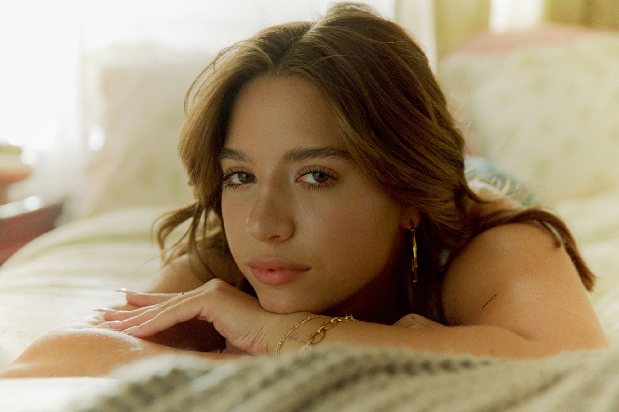 Kenzie para o videoclipe de "face to face".