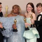 Os vencedores de melhor atuação do Oscar 2024 reunidos para uma foto com as estatuetas