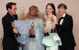 Os vencedores de melhor atuação do Oscar 2024 reunidos para uma foto com as estatuetas