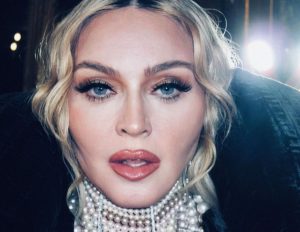 Foto mostra Madonna encarando a câmera com jóias em seu pescoço
