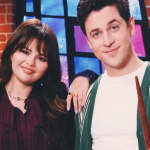 Imagem mostra Selena Gomez segurando uma varinha de magia junto a David Henrie. Eles posam para foto atrás do cenário da série Os Feiticeiros de Waverly Place