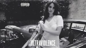 A imagem mostra a capa do album Ultraviolence em preto e branco, com Lana ao fundo enconstada em um carro antigo