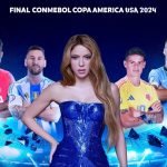Imagem mostra Shakira posicionada no centro com um vestido azul, enquanto os outros jogadores estão ao fundo nos lados direito e esquerdo. No canto inferior esquerdo há a logo da Copa América EUA.