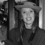 A atriz Shelley Duvall sorrindo para foto enquanto jovem, em fotografia preto e branco.
