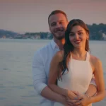Casal principal em frente ao mar
