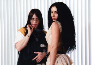 Charli XCX e Billie Eilish em photoshoot.