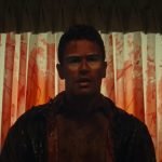 theo james atuando para o filme O Macaco, coberto de sangue