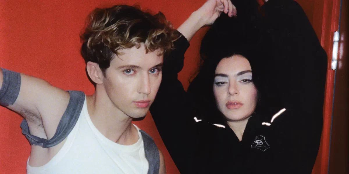 Charli XCX e Troye Sivan em photoshoot.